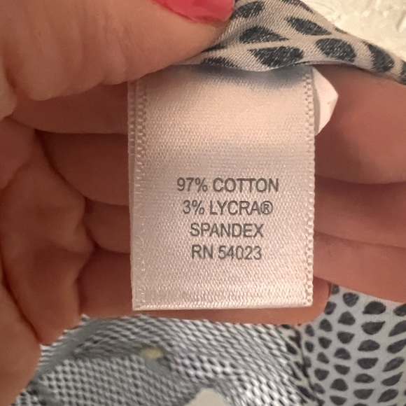 Classic Banana Republic Button-Down with Unique Pattern - Picture 3 of 6